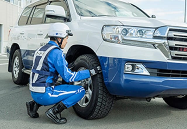 車両点検をする男性社員