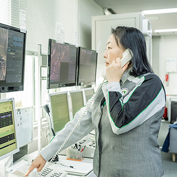 電話を取る女性社員