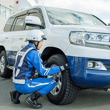 車輛点検をする男性社員