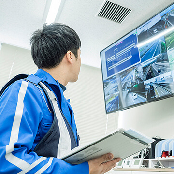 モニターを見る男性社員