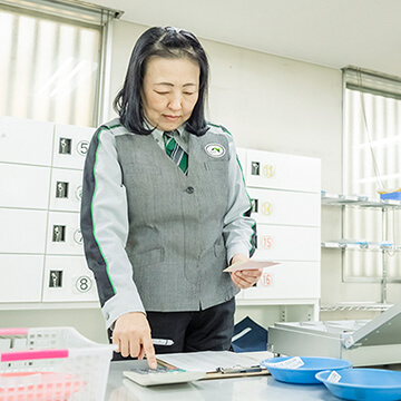 書類を見る女性社員