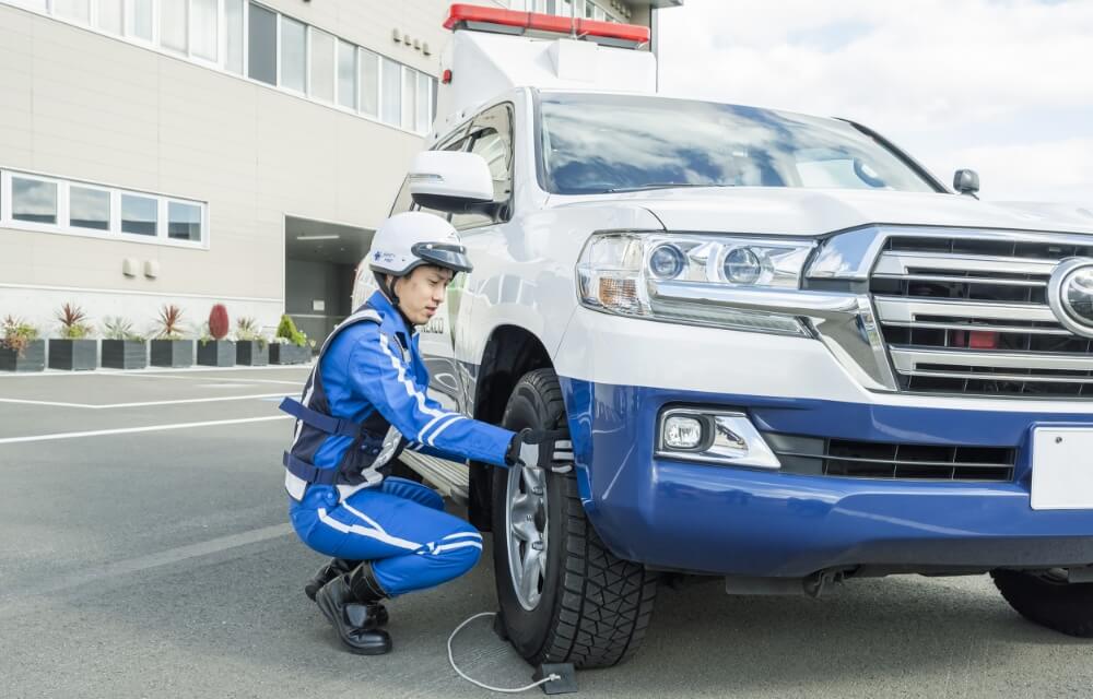 車輛点検をする男性社員